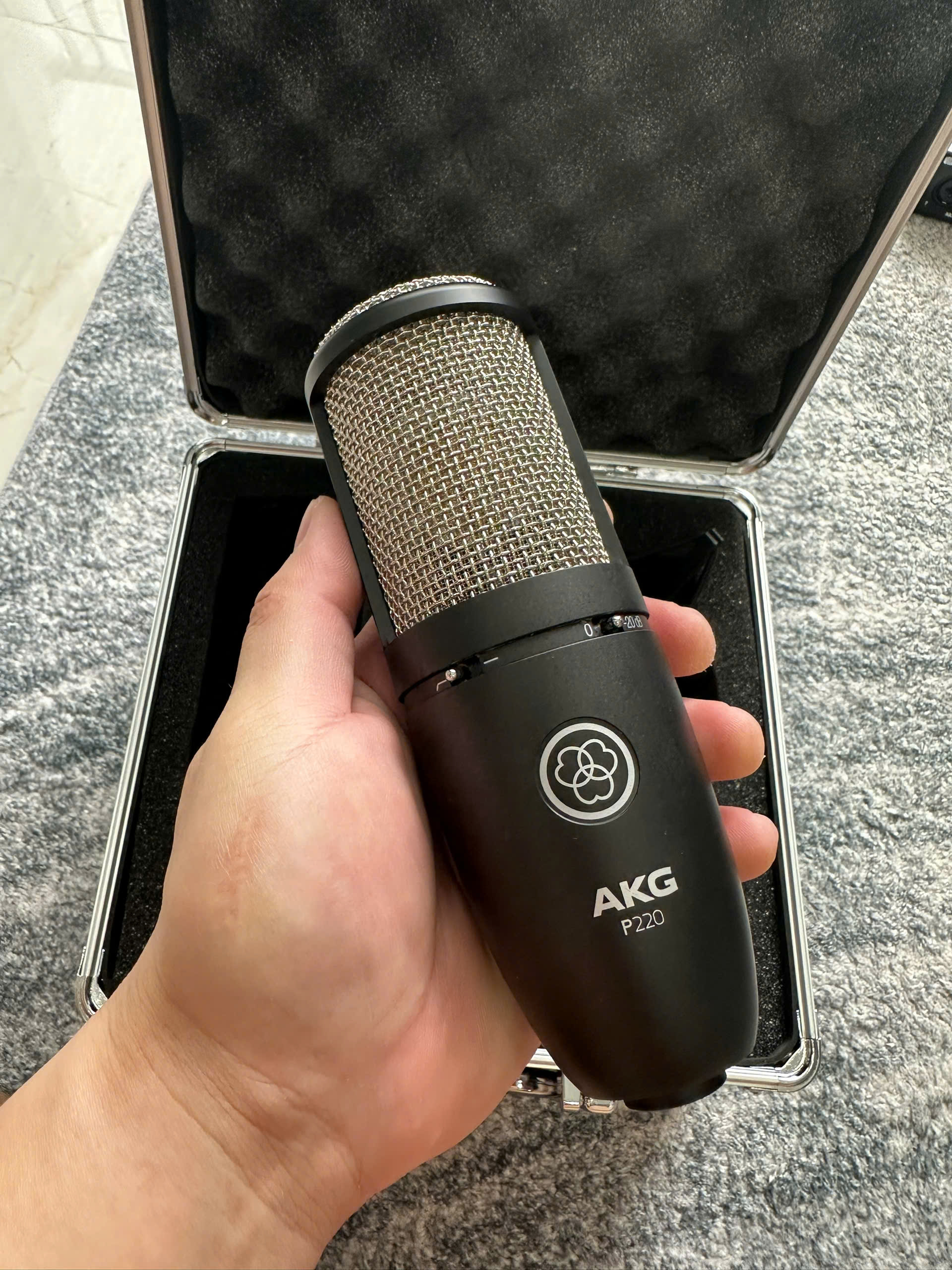 AKG P220